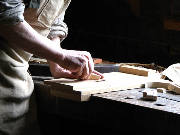 Nacemos de la influencia y formación  heredada en el sector de la <strong>carpintería de madera y ebanistería  en Moraleja.</strong>